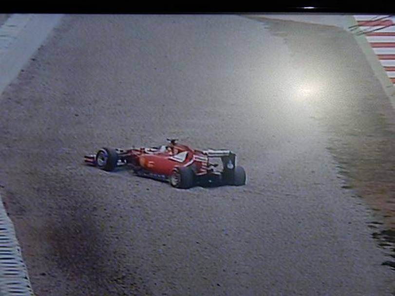 Tradito dalla pista fredda e umida al primo giro Vettel esce alla curva 5 e si insabbia. Sessione interrotta